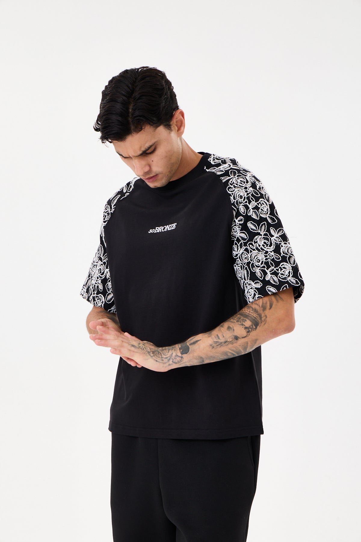 Black Brode Detaylı Reglan T-shirt