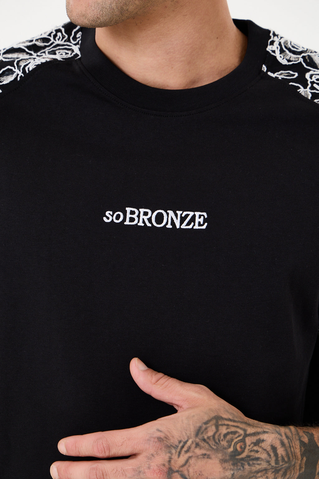 Black Brode Detaylı Reglan T-shirt