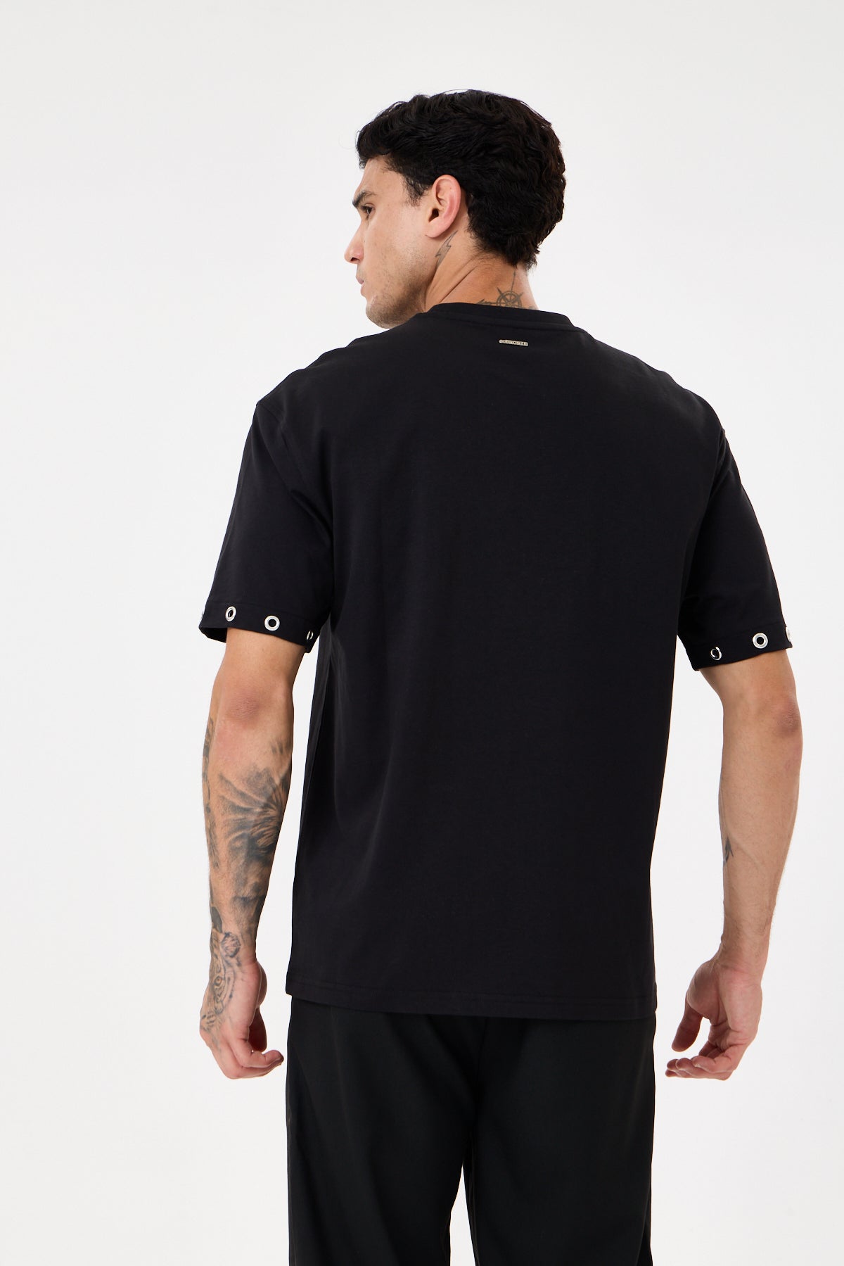Black Kollar Kuş Gözü Detaylı Comfort T-shirt